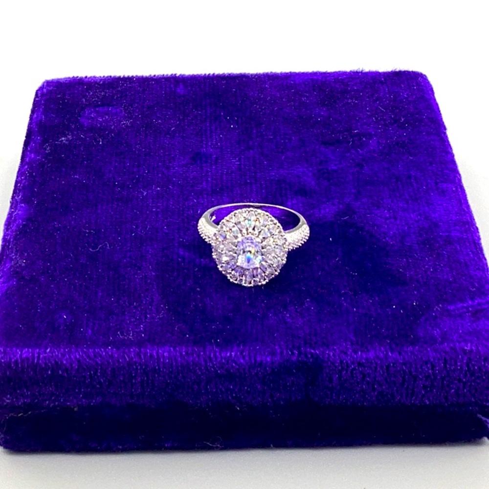 Beautiful S925 Sterling Silver Ring with multi faceted stones.